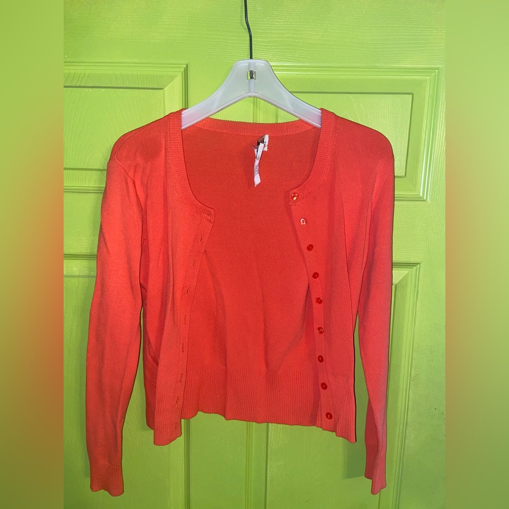 Thick, short cardigan! Top and buttons in PERFECT CONDITION!